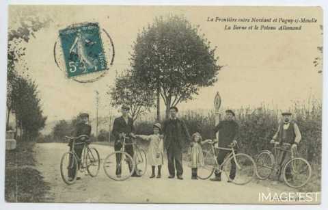 Cyclistes au poteau-frontière (Pagny-sur-Moselle)